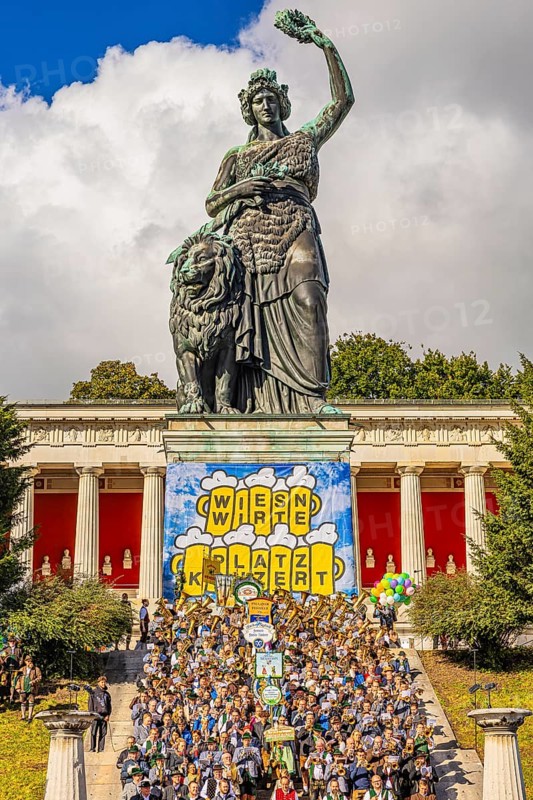 The musicians of the festival tents gather under the statue of Bavaria, Wiesnwirte Platzkonzert, Festwiese, Theresienwiese, Oktoberfest, Munich, Upper Bavaria, Bavaria, Germany