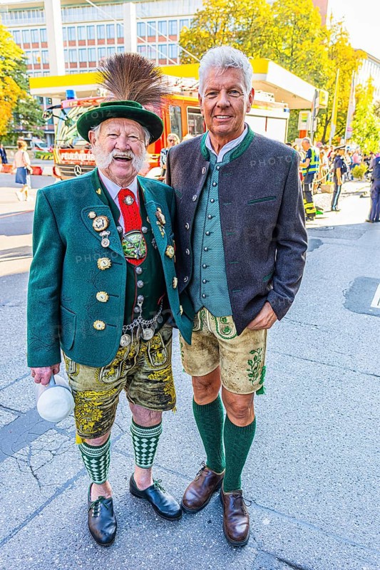 The Lord Mayor of the City of Munich, Dieter horse-rider, in conversation with a traditional costumer, Oktoberfest, Munich, Upper Bavaria, Bavaria, Germany