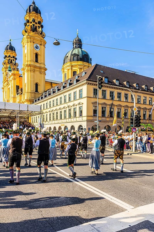 A brass band marches in the direction of the Theatiner church, Trachten- und Schützenzug, Oktoberfest, Munich, Upper Bavaria, Bavaria, Germany