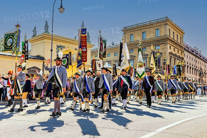 Flag bearer of the Bavarian traditional traditional costume association, traditional costume and shooting parade, Oktoberfest, Munich, Upper Bavaria, Bavaria, Germany