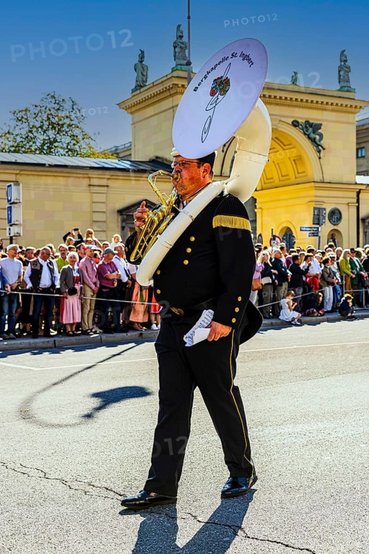 Sousaphone players of the Bergkapelle St. Ingbert, Trachten- und Schützenzug, Oktoberfest, Munich, Upper Bavaria, Bavaria, Germany