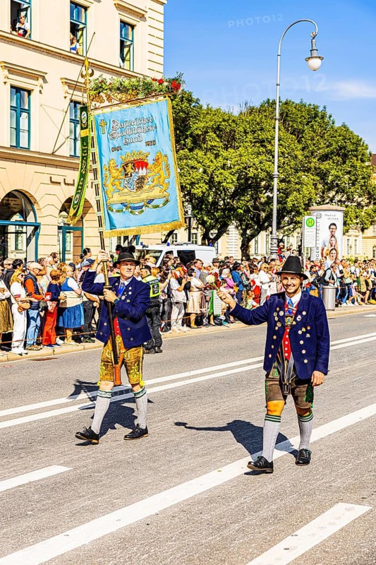 Flag bearer of the Bavarian Sport Shooting Association, traditional traditional costume and shooting parade, Oktoberfest, Munich, Upper Bavaria, Bavaria, Germany