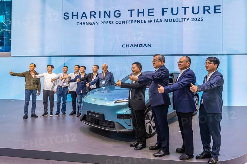 Exhibition stand of the Chinese manufacturer Changan. Model compact SUV Deepal S05. IAA MOBILITY in Munich. The motor show presents itself as a holistic mobility trade fair. Cars continue to take centre stage, however, and Chinese manufacturers are gaining ground. Munich, Bavaria, Germany
