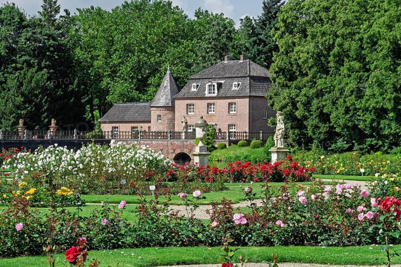 Park of Anholt Castle, moated castle, Isselburg, Münsterland, North Rhine-Westphalia, Germany