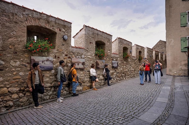 Tourists, visitors, Asians, taking pictures at the city wall, castle wall with paintings, Laufen Castle, Rhine Falls Schaffhausen, waterfall, Laufen-Uhwiesen, Canton Schaffhausen, Switzerland