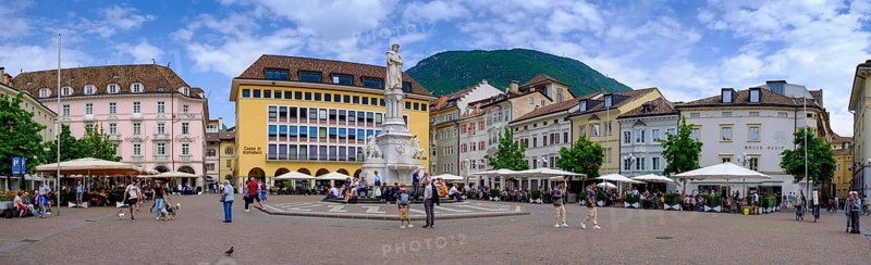 Waltherplatz square with Walter von der Vogelweide monument, Bolzano, South Tyrol, Italy