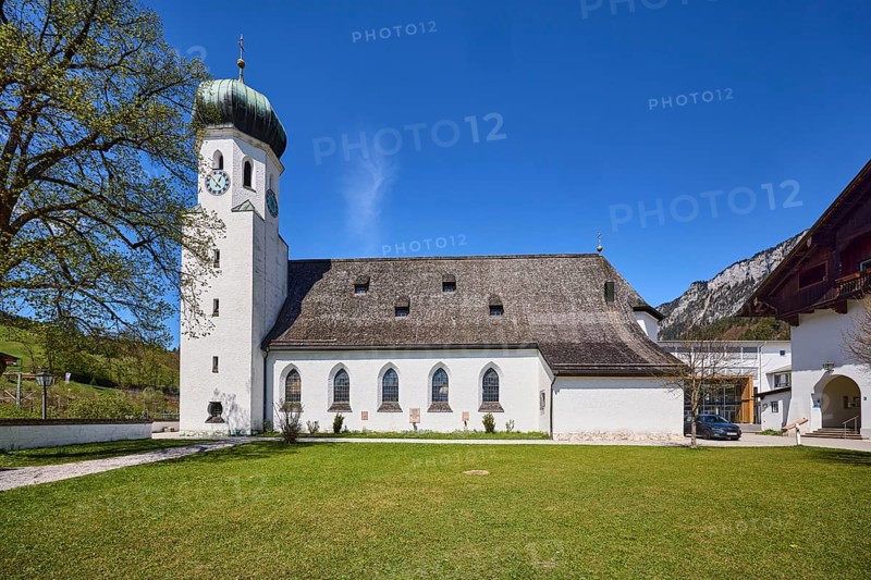 Parish church Herz-Jesu Bischofswiesen, street, meadow, hill, trees, blue sky, cirrostratus clouds, town hall square, Bischofswiesen, district Berchtesgadener Land, Bavaria, Germany