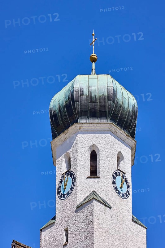 Parish church Herz-Jesu Bischofswiesen, church, church tower, tower clock, blue sky, cirrostratus clouds, town hall square, Bischofswiesen, district Berchtesgadener Land, Bavaria, Germany