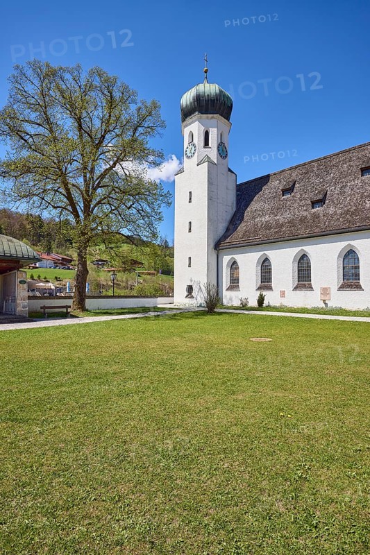 Parish church Herz-Jesu Bischofswiesen, church, church tower, street, lawn, hill, forest, tree, blue sky, town hall square, Bischofswiesen, district Berchtesgadener Land, Bavaria, Germany