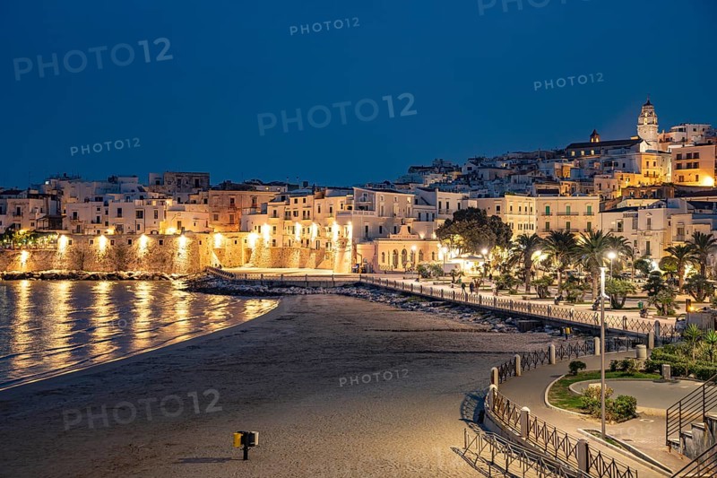 Old town and town beach Spiaggia di San Lorenzo at dusk, Vieste, Gargano, Apulia, Italy