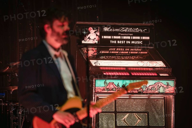 Jukebox behind Ben Schneider, singer of Lord Huron live at the Tempodrom in Berlin on 08/09/2025