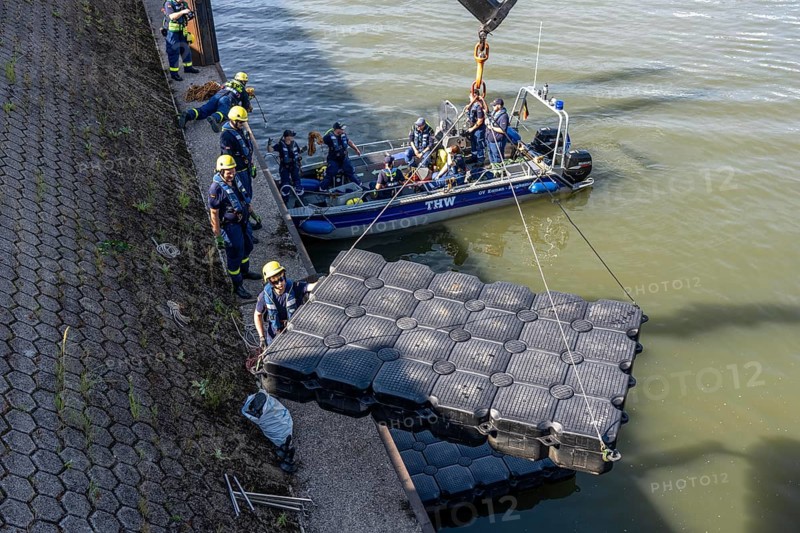 Construction of a floating platform with the jet-float system, this can be used as a work platform, jetty or bridge, water hazards specialist group, in Düsseldorf, at the major exercise FÜLEX25, lasting several days, of the THW, Federal Agency for Technical Relief, North Rhine-Westphalia, over 3500 volunteers from the 127 North Rhine-Westphalia local organisations practise many different deployment scenarios over 4 weekends