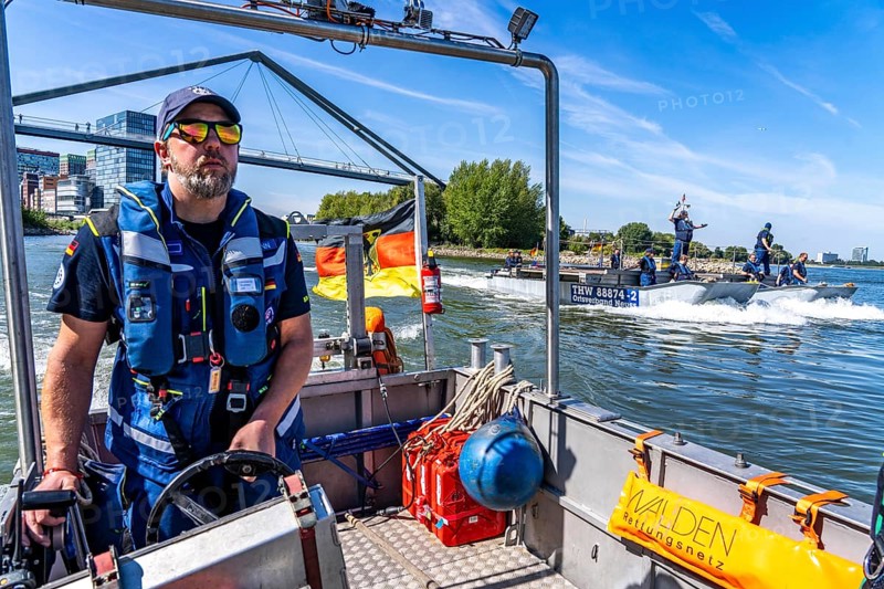 Exercise run of a multi-purpose pontoon on the Rhine, support boat of the specialist group for water hazards, in Düsseldorf, the motorised pontoon can be used as a ferry for people or equipment, as a working platform or bridge, during the major exercise FÜLEX25, lasting several days, of the THW, Technical Relief Agency, North Rhine-Westphalia regional association, over 3500 volunteers from the 127 North Rhine-Westphalia local associations practise many different deployment scenarios over 4 weekends