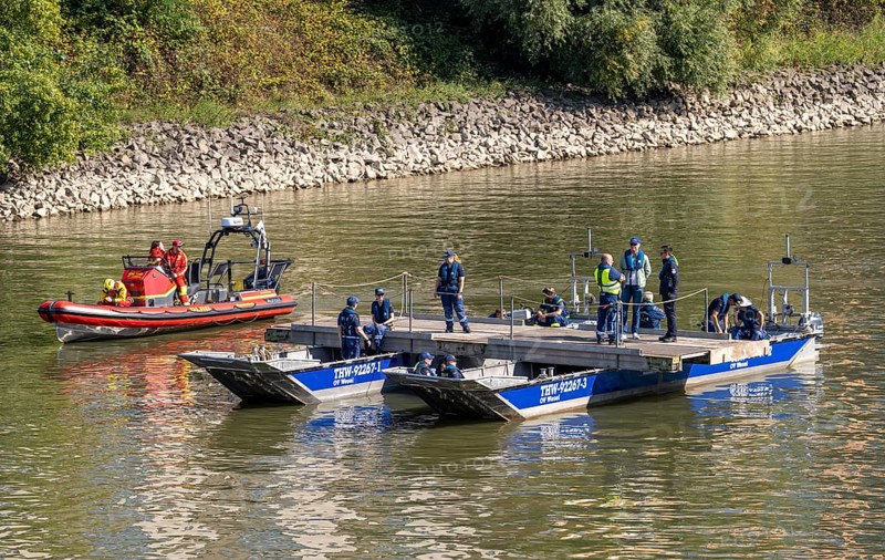 Exercise run of a multi-purpose pontoon in the Rhine harbour, of the specialist group for water hazards, in Düsseldorf, the motorised pontoon can be used as a ferry for people or equipment, as a working platform or bridge, during the major exercise FÜLEX25, of the THW, Federal Agency for Technical Relief, North Rhine-Westphalia, lasting several days, over 3500 volunteers from the 127 North Rhine-Westphalia local associations practise many different deployment scenarios over 4 weekends