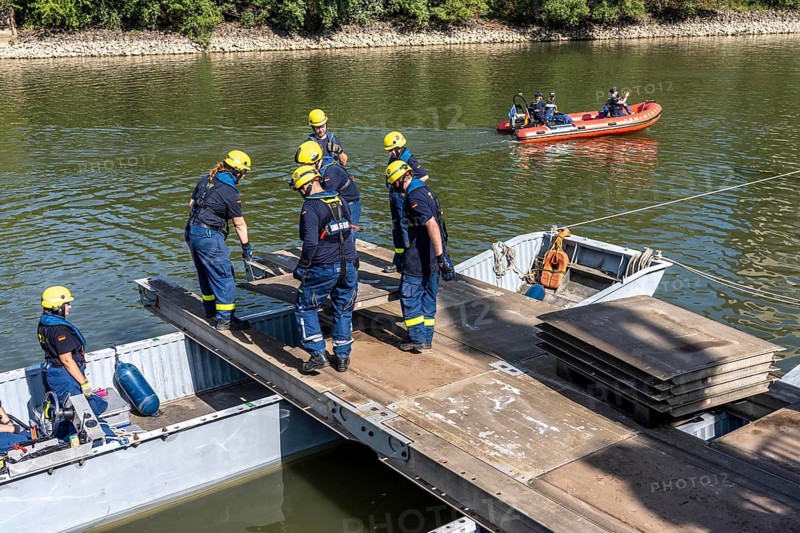 Construction of a multi-purpose pontoon, the specialist group for water hazards, in Düsseldorf, the motorised pontoon can be used as a ferry for people or equipment, as a working platform or bridge, during the major exercise FÜLEX25, lasting several days, of the THW, Technisches Hilfswerk, Landesverband North Rhine-Westphalia, over 3500 volunteers from the 127 North Rhine-Westphalia local associations practise many different deployment scenarios over 4 weekends