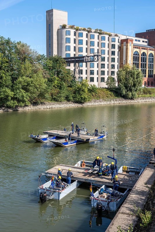 Construction of a multi-purpose pontoon, the specialist group for water hazards, in Düsseldorf, the motorised pontoon can be used as a ferry for people or equipment, as a working platform or bridge, during the major exercise FÜLEX25, lasting several days, of the THW, Technisches Hilfswerk, Landesverband North Rhine-Westphalia, over 3500 volunteers from the 127 North Rhine-Westphalia local associations practise many different deployment scenarios over 4 weekends