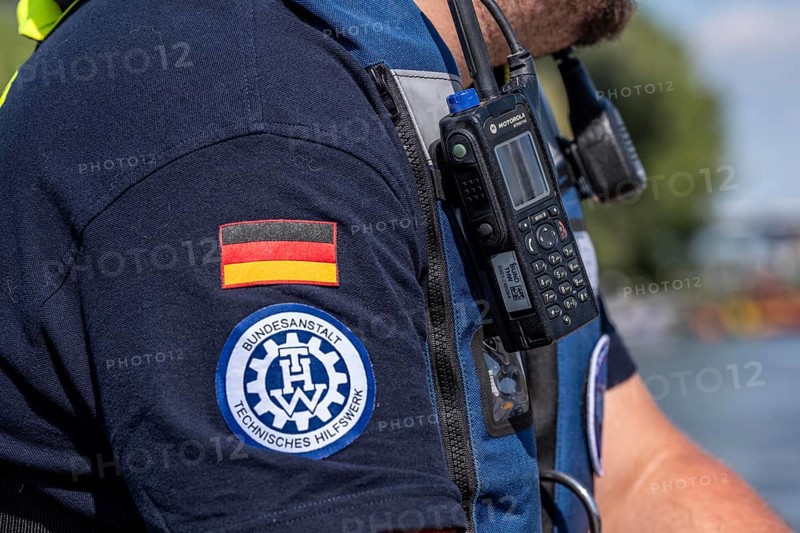 THW emergency services, boat crew of the water hazards section, in Düsseldorf, at the major exercise FÜLEX25, lasting several days, of the THW, Federal Agency for Technical Relief, North Rhine-Westphalia, on 4 weekends over 3500 volunteers from the 127 North Rhine-Westphalia local organisations practise many different operational scenarios