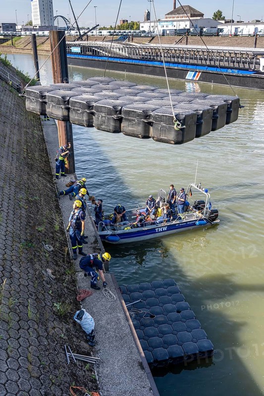 Construction of a floating platform with the jet-float system, this can be used as a work platform, jetty or bridge, water hazards specialist group, in Düsseldorf, at the major exercise FÜLEX25, lasting several days, of the THW, Federal Agency for Technical Relief, North Rhine-Westphalia, over 3500 volunteers from the 127 North Rhine-Westphalia local organisations practise many different deployment scenarios over 4 weekends