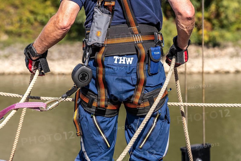 THW emergency services, securing a boat being lowered into the water via a crane, boat crew of the specialist group for water hazards, in Düsseldorf, during the major exercise FÜLEX25, lasting several days, of the THW, Federal Agency for Technical Relief, North Rhine-Westphalia, over 3500 volunteer emergency services from the 127 North Rhine-Westphalia local organisations, practising many different operational scenarios over 4 weekends