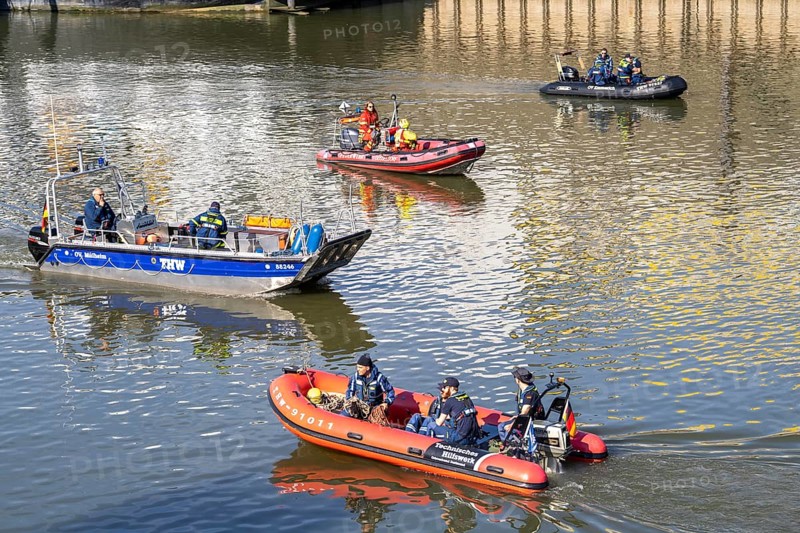 Multi-purpose boat, inflatable boats, of the THW during a training trip on the Rhine near Düsseldorf, of the specialist group for water hazards, this type of boat is used to transport people and goods as a rescue boat and as a working platform, during the major exercise FÜLEX25, lasting several days, of the THW, Technical Relief Organisation, North Rhine-Westphalia regional association, over 3500 volunteers from the 127 North Rhine-Westphalia local associations practise many different deployment scenarios over 4 weekends