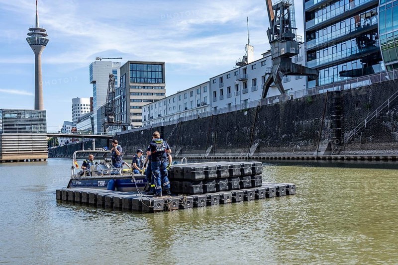 Transport of a floating platform with the jet-float system, this can be used as a work platform, jetty or bridge, specialist group for water hazards, in Düsseldorf, during the major exercise FÜLEX25, lasting several days, of the THW, Federal Agency for Technical Relief, North Rhine-Westphalia, over 3500 volunteers from the 127 North Rhine-Westphalia local organisations practise many different deployment scenarios over 4 weekends