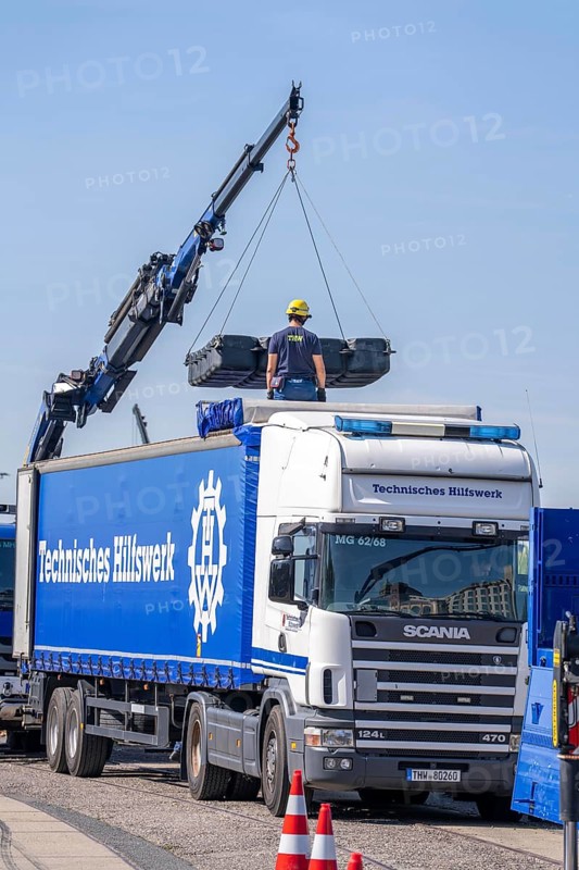 Construction of a floating platform with the jet-float system, this can be used as a work platform, jetty or bridge, water hazards specialist group, in Düsseldorf, at the major exercise FÜLEX25, lasting several days, of the THW, Federal Agency for Technical Relief, North Rhine-Westphalia, over 3500 volunteers from the 127 North Rhine-Westphalia local organisations practise many different deployment scenarios over 4 weekends