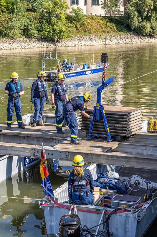 Construction of a multi-purpose pontoon, the specialist group for water hazards, in Düsseldorf, the motorised pontoon can be used as a ferry for people or equipment, as a working platform or bridge, during the major exercise FÜLEX25, lasting several days, of the THW, Technisches Hilfswerk, Landesverband North Rhine-Westphalia, over 3500 volunteers from the 127 North Rhine-Westphalia local associations practise many different deployment scenarios over 4 weekends