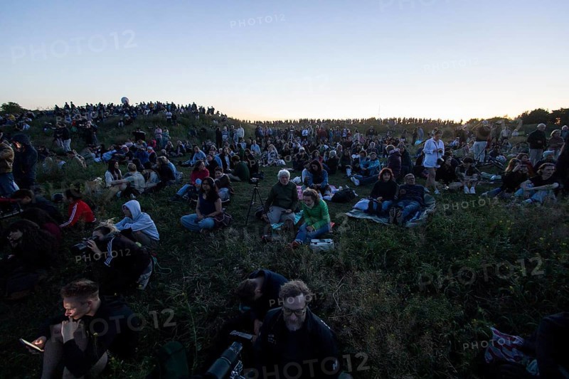 Visitors wait for the lunar eclipse on the Drachenberg in Berlin 07/09/2025