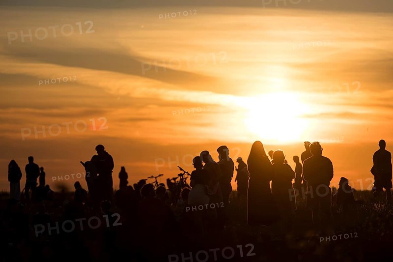 Visitors in front of the sunset on the Drachenberg in Berlin 07.09.2025