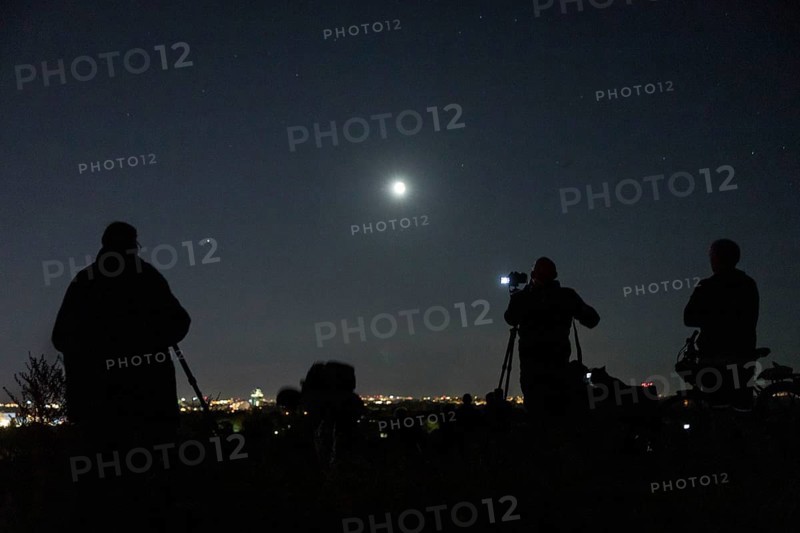 Visitors photograph the lunar eclipse from Drachenberg on 07/09/2025