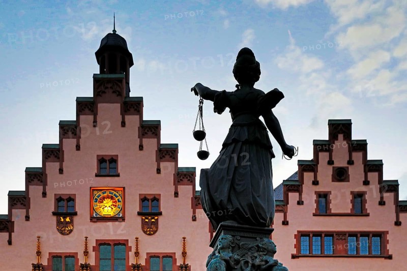 Justitia with scales, Fountain of Justice at the town hall in the evening, Römerberg, Old Town, Frankfurt am Main, Hesse, Germany