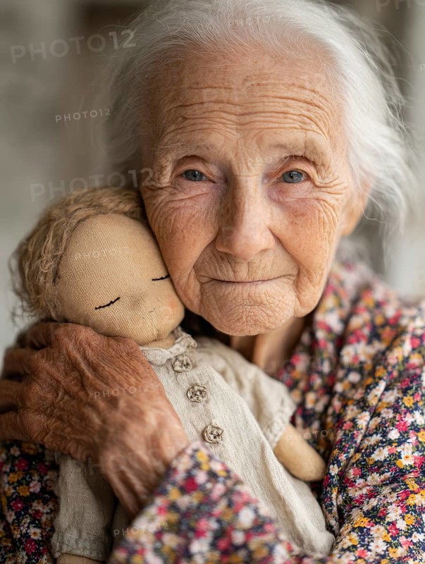 An elderly woman lovingly holds a doll in her arms, which radiates an emotional connection and calm, symbolic image for geriatric care, need for care, need for protection, nursing home, nursing staff, care, geriatric care, dementia, Alzheimer's, loneliness, isolation, loss, old age, AI generated