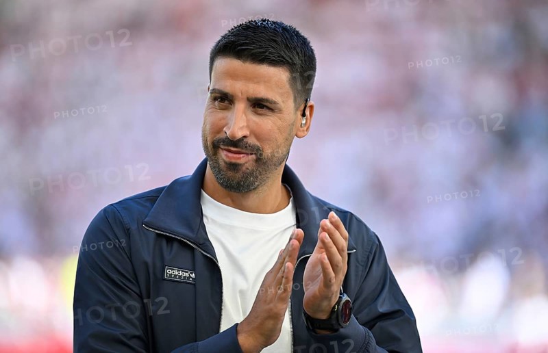 DAZN TV expert Sami Khedira, portrait clapping his hands in encouragement, applause Bundesliga, MHPArena, MHP Arena Stuttgart, Baden-Württemberg, Germany