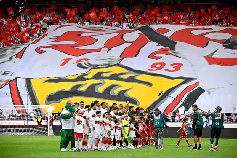 Teams VfB Stuttgart and Borussia Mönchengladbach in front of kick-off, behind them choreo, choreography, fan campaign 100 years chest ring, VfB Stuttgart, Bundesliga, MHPArena, MHP Arena Stuttgart, Baden-Württemberg, Germany