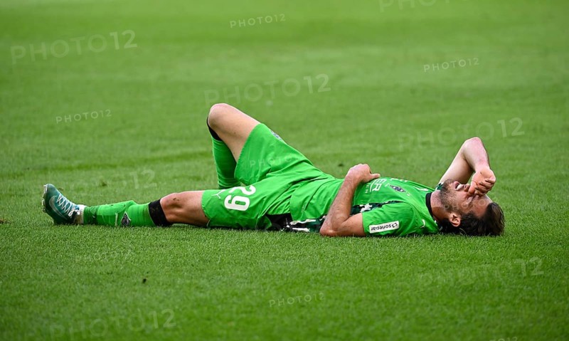 Joe Scally Borussia Mönchengladbach BMG (29) injured Injury calf cramp, Bundesliga, MHPArena, MHP Arena Stuttgart, Baden-Württemberg, Germany