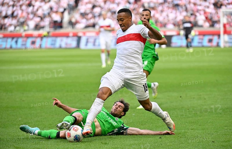 Duel, action Jamie Leweling VfB Stuttgart (18) against Joe Scally Borussia Mönchengladbach BMG (29) Bundesliga, MHPArena, MHP Arena Stuttgart, Baden-Württemberg, Germany