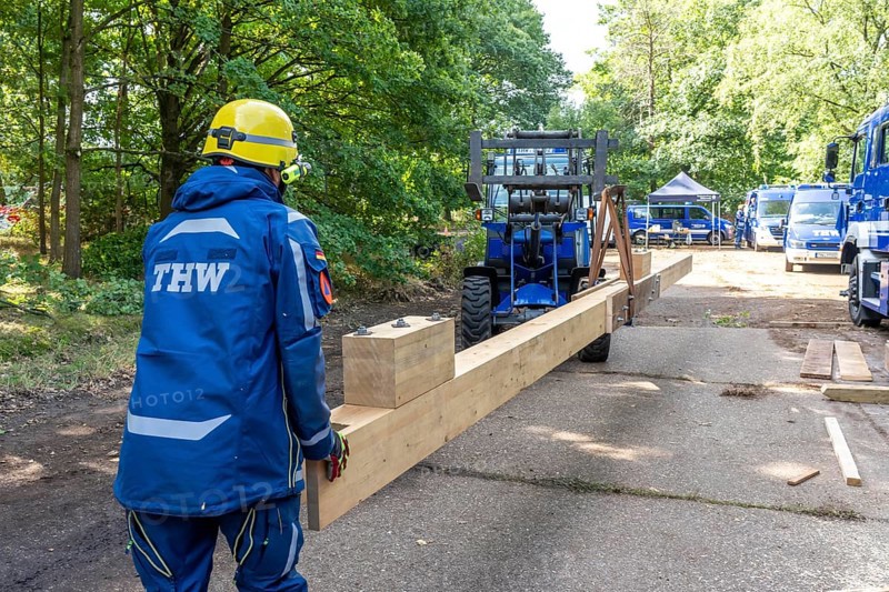 Preparation work for the construction of a facade support, a building in danger of collapsing, with the standard support system wood, multi-day large-scale exercise FÜLEX25, of the THW regional association of North Rhine-Westphalia, on 4 weekends over 3500 volunteers of the 127 North Rhine-Westphalia local associations, many different operational scenarios