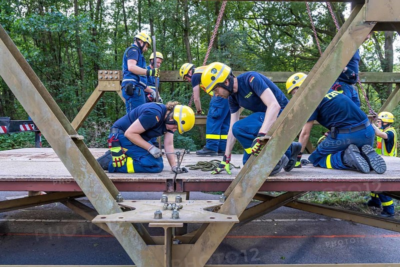 Construction of a temporary bridge over a slipped road crossing a stream, by the bridge construction section of the THW, 18 metre long steel bridge of the Krupp-D type, is assembled in around 8 hours, large-scale exercise FÜLEX25 lasting several days, of the THW North Rhine-Westphalia regional association, over 3500 volunteers from the 127 North Rhine-Westphalia local associations practise on 4 weekends, many different deployment scenarios