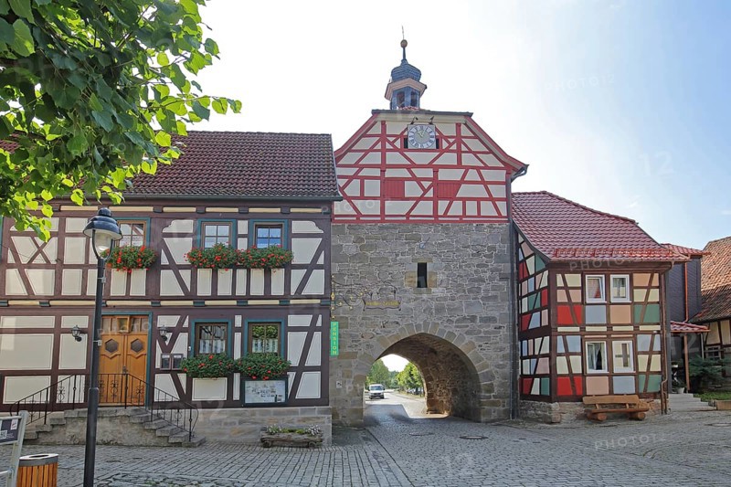 Historic Lower Tor with spire and clock and colourful half-timbered houses, Tor tor, town gate, Heldburg, Thuringia, Germany