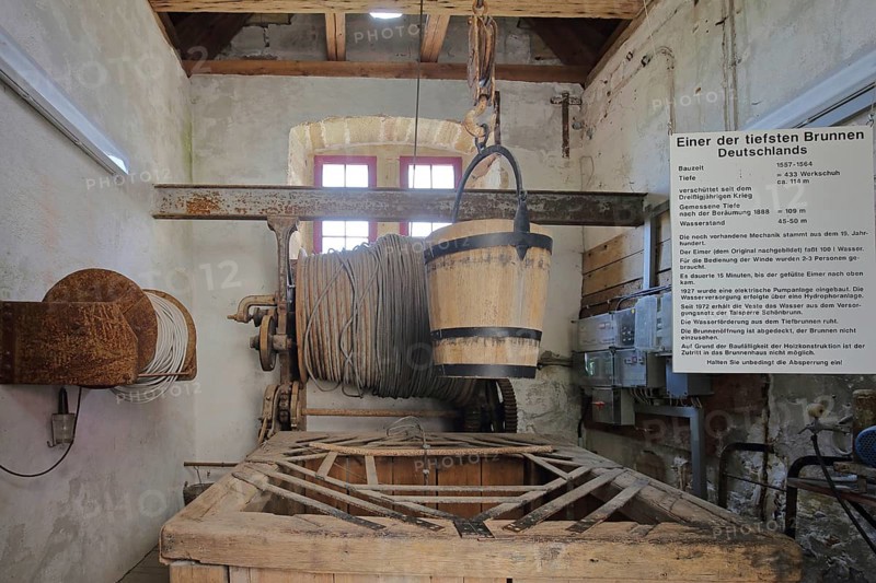 Well house with winch and water bucket, water bucket, rope, line, winch, pulley, pulley, pulley, hook, interior, record, deepest, well shaft, text, inscription, information board, castle, castle, Veste Heldburg, Heldburg, Thuringia, Germany