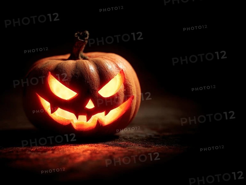 A spooky carved glowing pumpkin in a dark room, symbolising Halloween and autumnal mood, AI generated, AI generated
