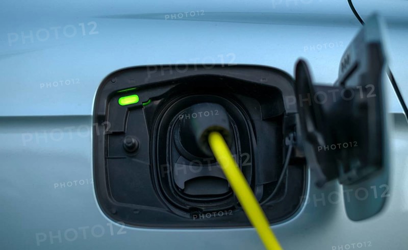 Charging light lights up green, charging station for electric cars, charging station, e-filling station, e-mobility, charging cable leads into electric car, Skoda ENYAQ, Stuttgart, Baden-Württemberg, Germany