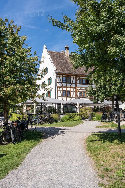 Historischer Fachwerkbau vom Rebgut Haltnau bei Meersburg mit Außengastronomie direkt am Weinberg, Bodensee, Bodenseekreis, Baden-Württemberg, Deutschland