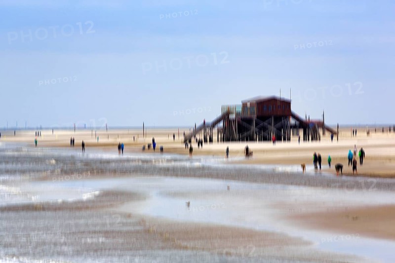 Strollers on the sandy beach, pile dwelling, wiping effect, long exposure, Sankt Peter-Ording, Eiderstedt peninsula, Wadden Sea National Park, North Frisia, Schleswig-Holstein, Germany