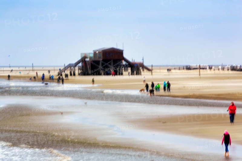 Strollers on the sandy beach, pile dwelling, wiping effect, long exposure, Sankt Peter-Ording, Eiderstedt peninsula, Wadden Sea National Park, North Sea, North Frisia, Schleswig-Holstein, Germany