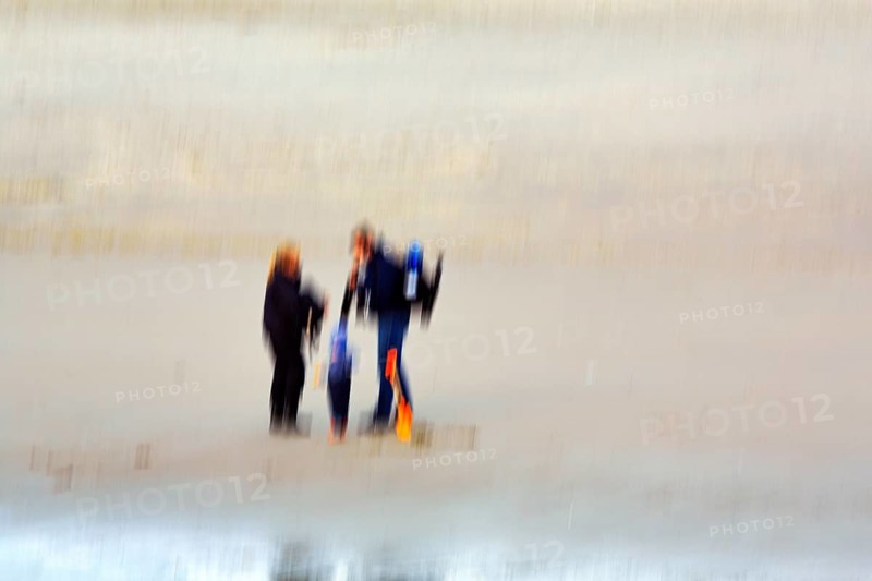 Couple with child on the North Sea beach, wipe effect, long exposure, Sankt Peter-Ording, Eiderstedt peninsula, Wadden Sea National Park, North Frisia, Schleswig-Holstein, Germany