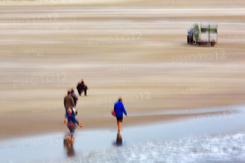 Walkers on the North Sea beach, car, wiping effect, long exposure, Sankt Peter-Ording, Eiderstedt peninsula, Wadden Sea National Park, North Frisia, Schleswig-Holstein, Germany