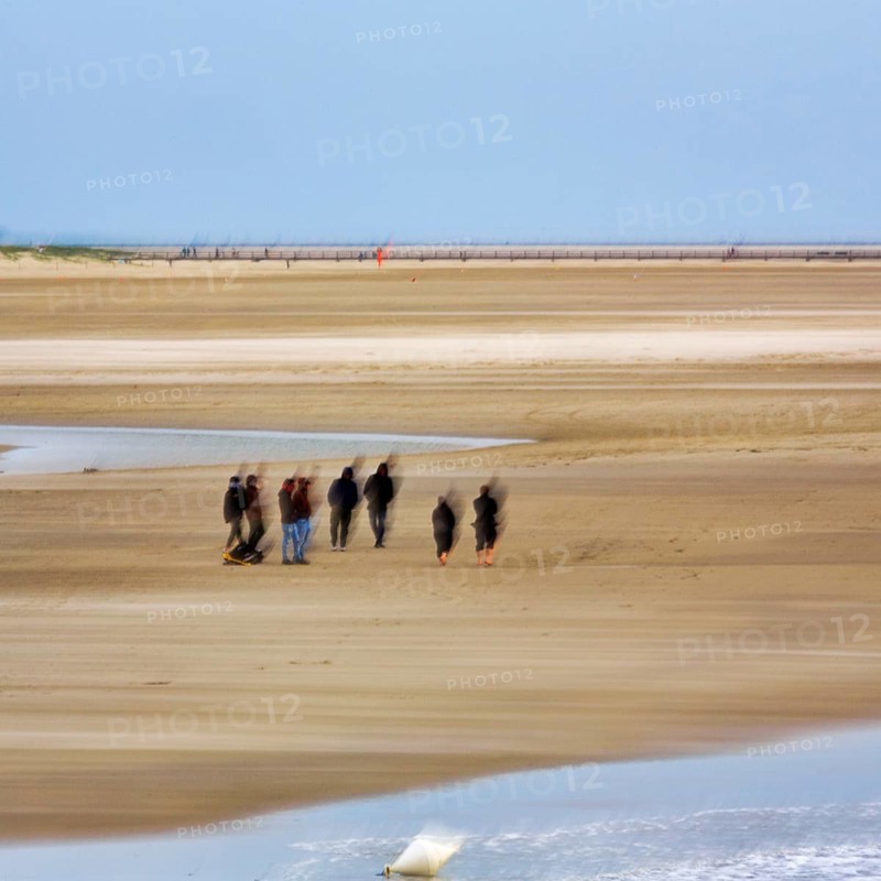 Group of walkers on the North Sea beach, wiping effect, long exposure, Sankt Peter-Ording, Eiderstedt peninsula, Wadden Sea National Park, North Frisia, Schleswig-Holstein, Germany