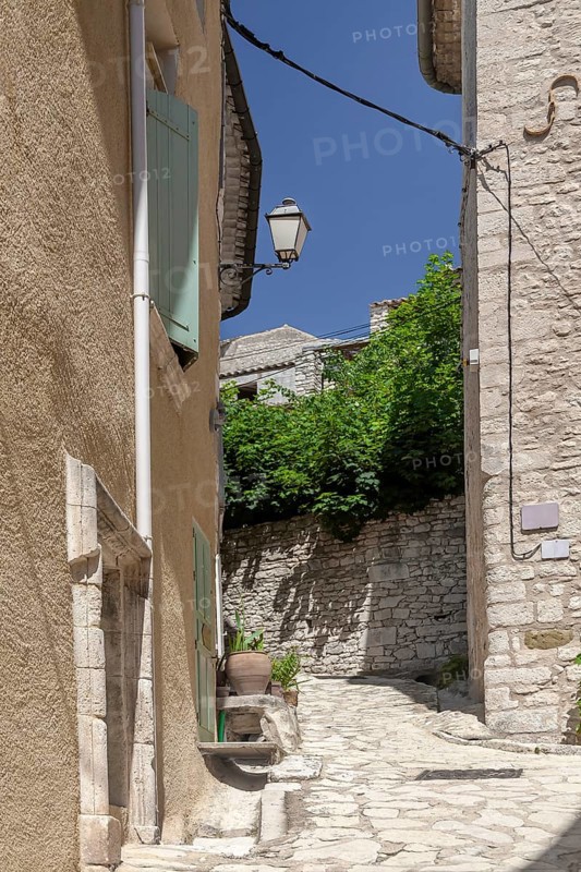 Alley in Simiane la Rotonde, Département Alpes-de-Haute-Provence, Region Provence-Alpes-Côte d'Azur, France