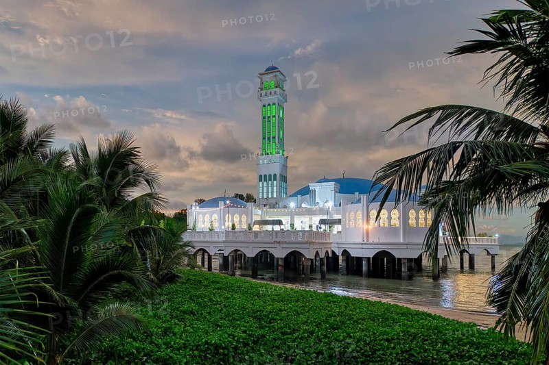Penang Floating Mosque or Tanjong Bungah Floating Mosque at sunset, George Town, Penang, Malaisia